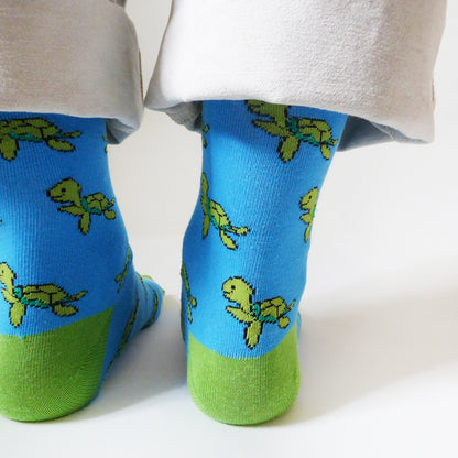 heel view of standing model wearing bamboo turtle socks